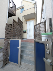 世田谷区下馬３丁目中古戸建：外観と玄関