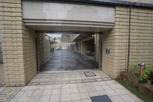 プラウド目黒東が丘：駐車場